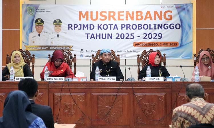 Dari kiri: ketua DPRD Kota Probolinggo Dwi Laksmi Shinta; Wawali Ina Dwi Lestari; Wali Kota dr Aminuddin; Sekda Ninik Ira Wibawati; Kepala Bappeda Diah Sajekti Widowati Sigit