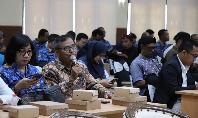 BERI MASUKAN: Salah satu peserta musrenbang memberi masukan.