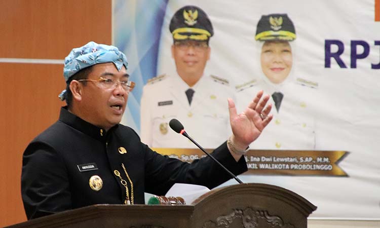 KOMITMEN: Wali Kota Probolinggo dr. Aminuddin menjabarkan beberapa komitmennya dalam pembangunan lima tahun ke depan.
