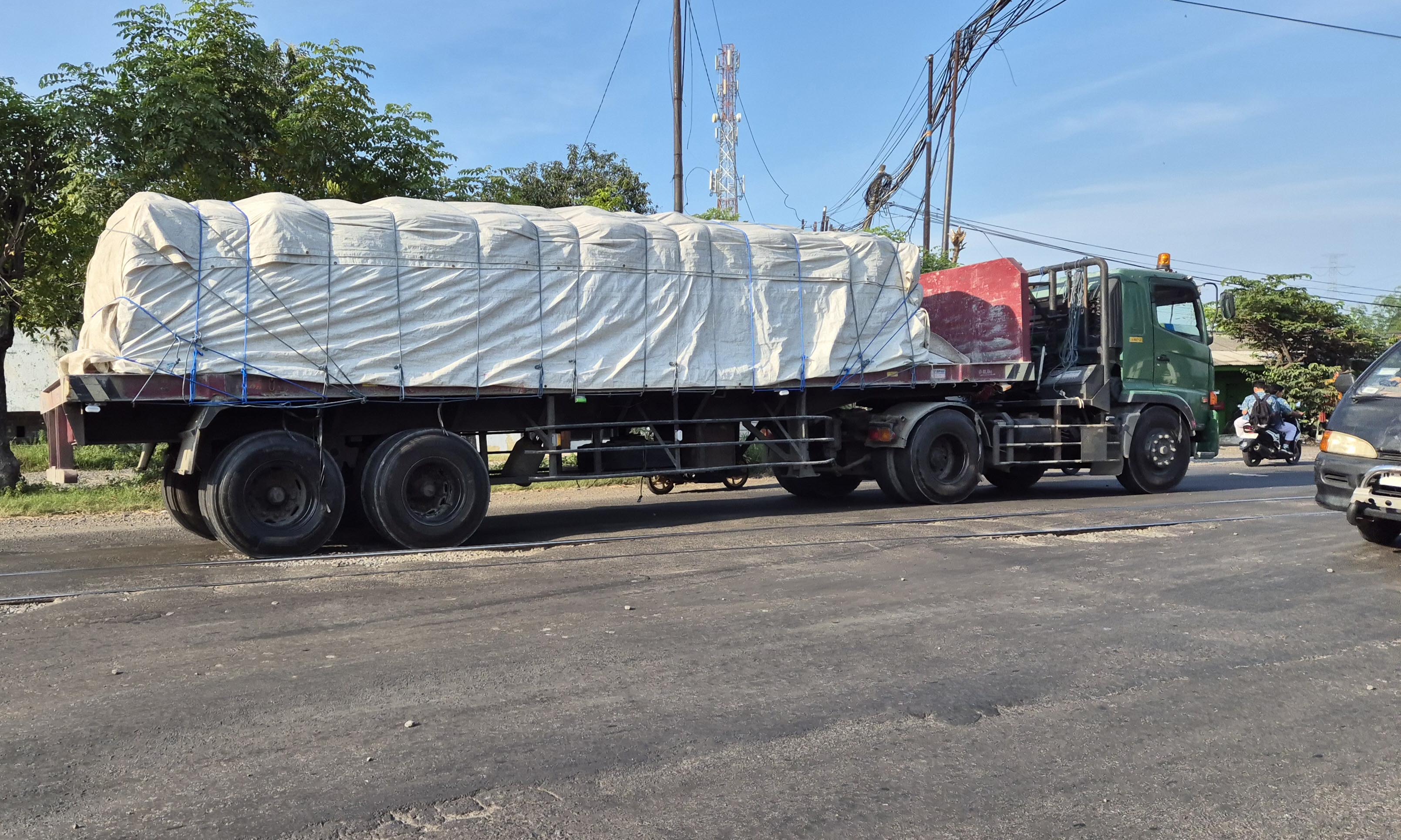 BERLUBANG: Perlintasan sebidang rel KA Mangkrengan, Kecamatan Grati, Kabupaten Pasuruan yang jalannya berlubang. Hal ini membahayakan pengguna jalan.