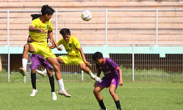 BAKAL TUAN RUMAH: Pemain sepakbola Porprov Kabupaten Pasuruan saat uji coba dengan tim Kabupaten Kediri beberapa waktu lalu.