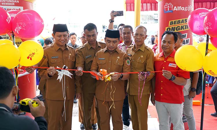 GUNTING PITA: Wali Kota Pasuruan Adi Wibowo bersama jajaran pejabat Pemkot Pasuruan dan perwakilan Alfamart saat gunting pita peresmian gerai ke-11 Alfamart di Kota Pasuruan.