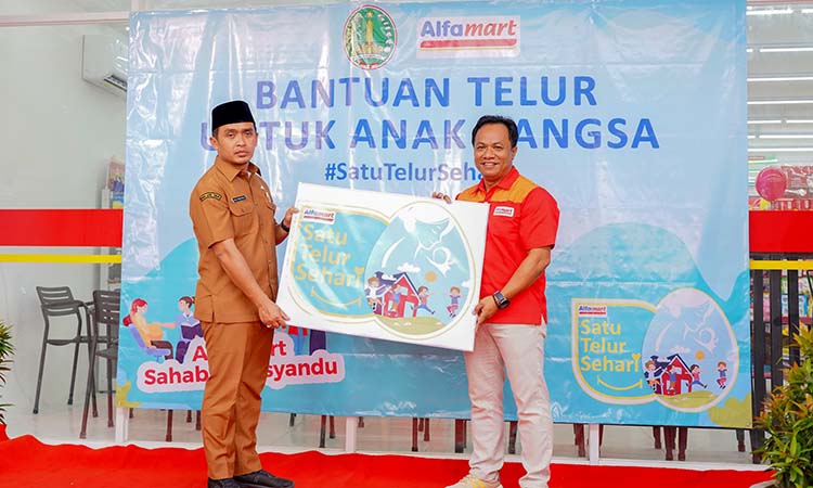 PROGRAM BARU: Wali Kota Pasuruan Adi Wibowo bersama perwakilan Alfamart saat launching program Satu Telur Sehari.