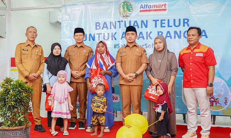 AKRAB: Wali Kota Pasuruan Adi Wibowo; Wawali Nawawi, perwakilan Alfamart foto bareng bersama warga.