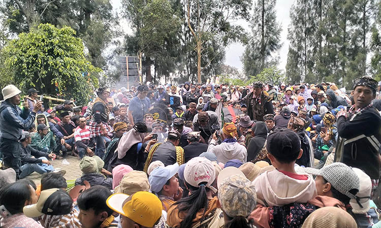 WARISAN: Warga Desa Wonokerso, Kecamatan Sumber Kabupaten Probolinggo saat menggelar tradisi Ngiring Kucing. Kegiatan ini merupakan agenda tahunan.