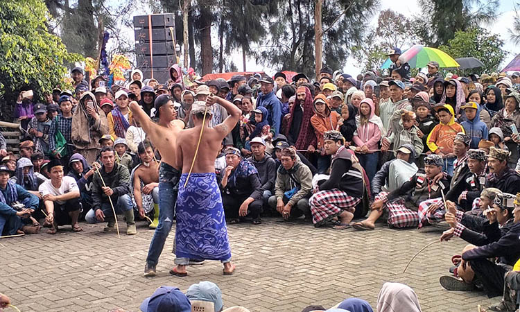 OJUNG: Kesenian ojung yang mewarnai jalannya ritual Ngiring Kucing. Kegiatan ini, menjadi pembuka sebelum kucing dimandikan.