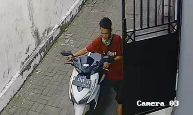 TEREKAM CCTV: Aksi pencurian motor dilakukan tersangka yang terekam CCTV. Saat diringkus, ia sempat berusaha melakukan perlawanan.