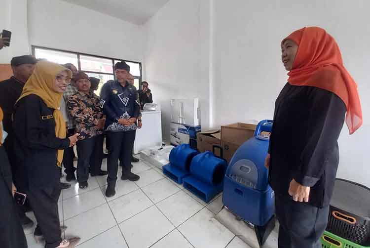 TINJAU: Gubernur Jawa Timur Khofifah Indar Parawansa didampingi Bupati Probolinggo Mohammad Haris menijau ruang kelas setelah meresmikan gedung SMKN Sukapura, di Desa Sapikerep, Sabtu (3/5).