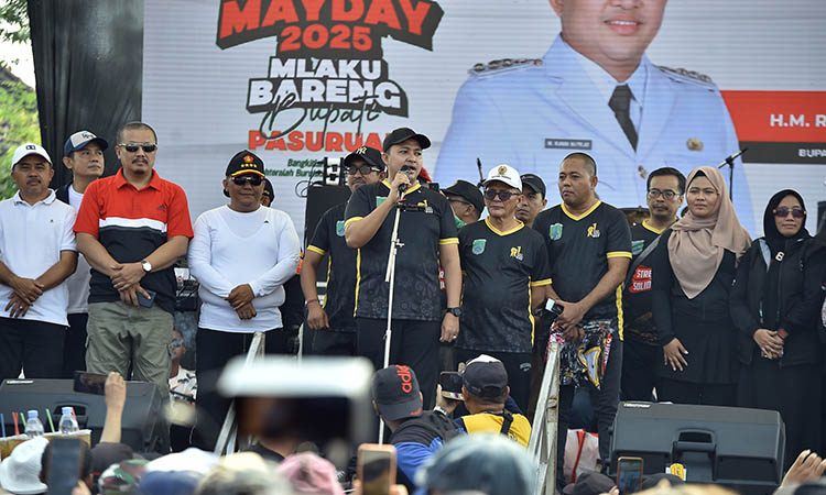 SAMBUTAN: Bupati Mas Rusdi memberikan sambutan ditengah puluhan ribu peserta jalan sehat.