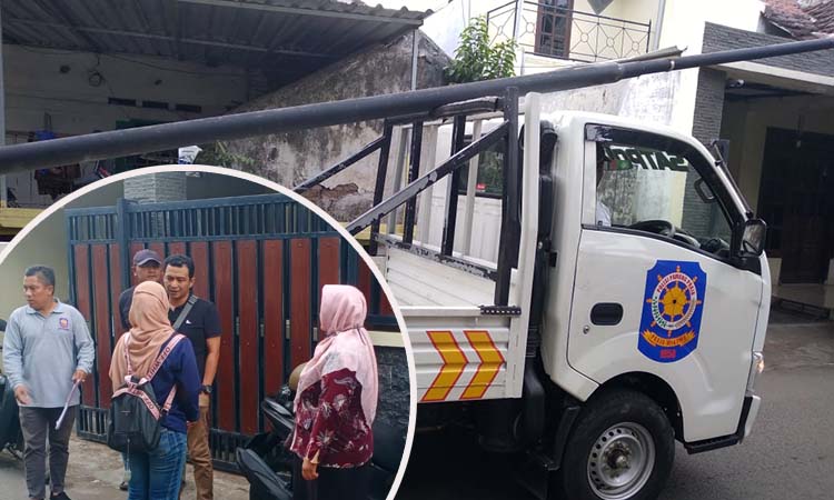 DIAMANKAN: Sebuah tiang wifi diamankan Satpol PP Kota Pasuruan dari Jalan Sastro Surotoko, Jumat (2/4).