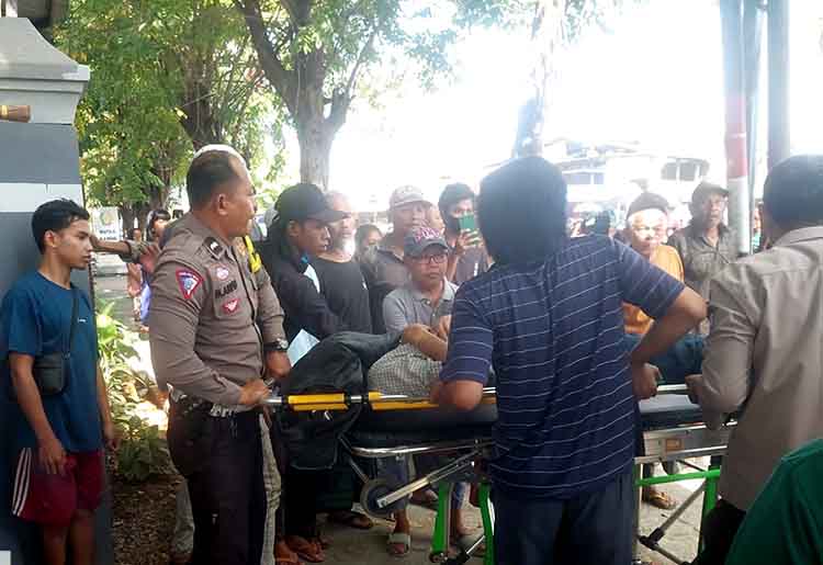 EVAKUASI: Sejumlah anggota kepolisian dibantu warga mengevakuasi jenazah Achmad Rawi, Minggu (4/5).