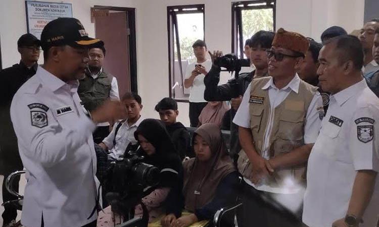 CEK LAYANAN: Bupati Probolinggo Muhammad Haris mengecek layanan adminduk di Kecamatan Krucil.