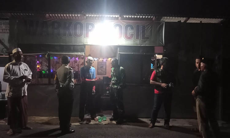 CEK: Sidak yang dilakukan kelurahan bersama polisi dan TNI di sejumlah warkop di Kelurahan Sebani, Sabtu (3/5) malam.