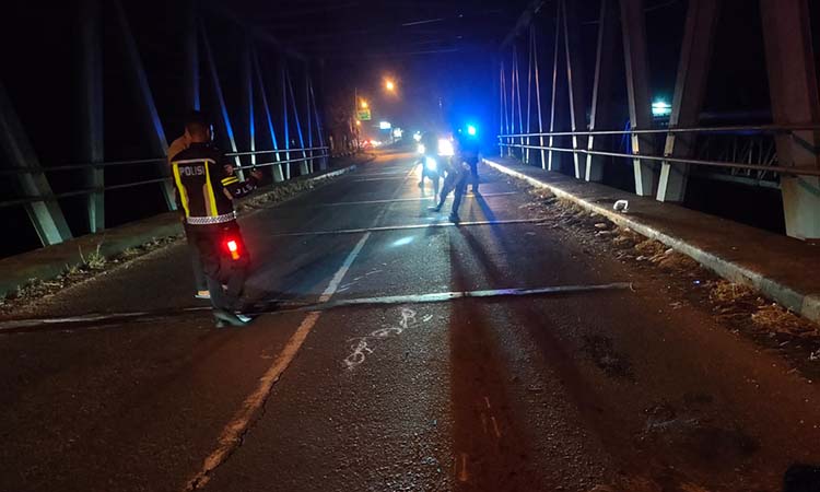OLAH TKP: Petugas melakukan olah TKP di sekitar jembatan Kejayan, tempat tabrakan 3 motor yang merenggut 1 korban jiwa.