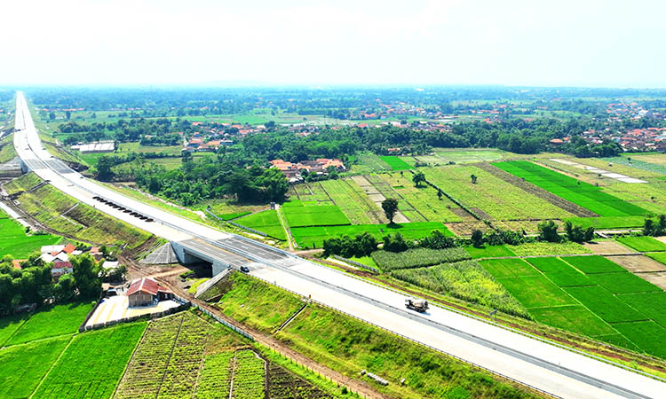 POTENSI: Jalan Tol Probowangi dipotret dari atas yang sampai saat ini masih dikebut pengerjaannya. Dengan adanya tol diharapkan ekonomi dapat terkerek.
