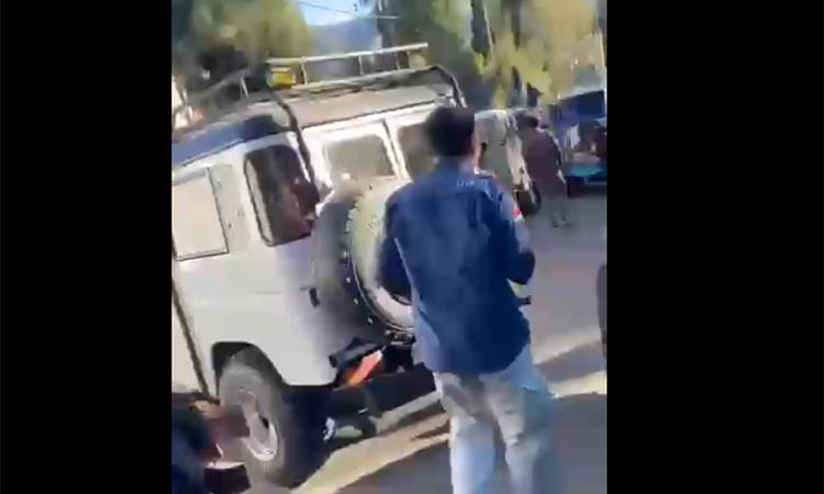MACET: Jip Bromo yang mengular saat hendak masuk ke pos Bromo di weekend lalu.
