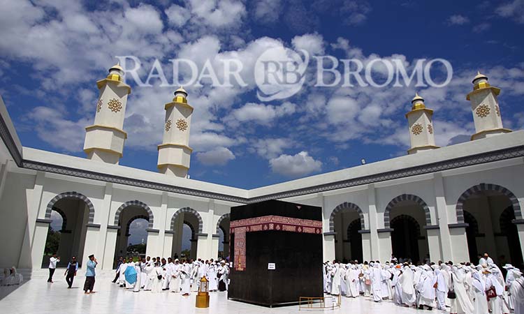 MANASIK: Ratusan CJH Kota Pasuruan saat mengikuti manasik di kawasan wisata tematik Makkah masjid Khas Krampyangan, Pasuruan. (Mokhamad Zubaidillah/ Radar Bromo)