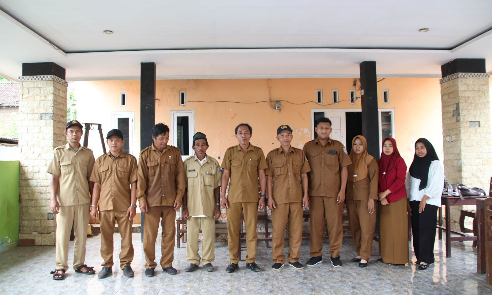 KOMPAK: Kepala Desa Patemon Kulon Muhammad (empat dari kiri) foto bersama perangkat desanya.