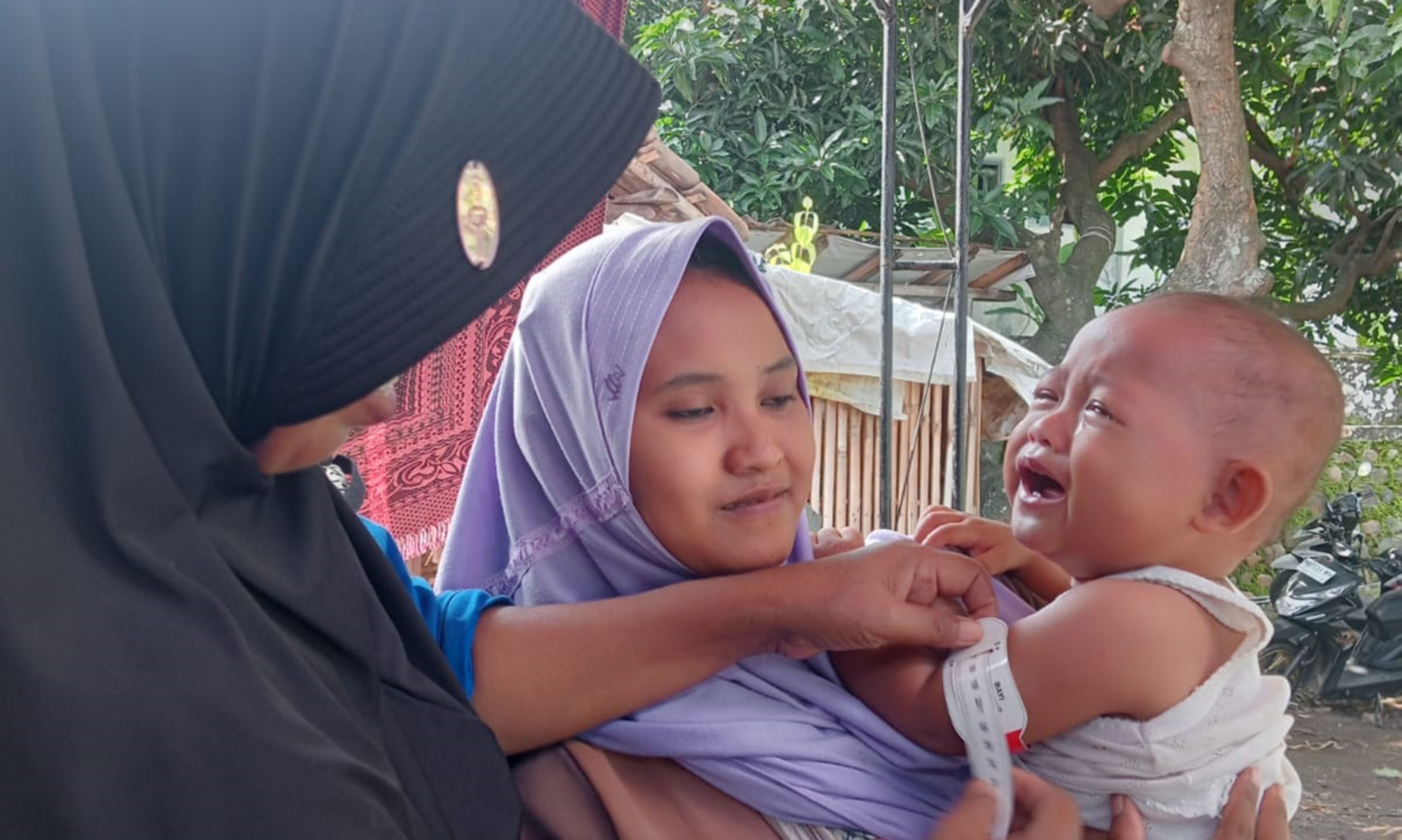 BALITA SEHAT: Kader Posyandu mengukur lengan seorang balita dalam kegiatan Posyandu Desa Sidomulyo.