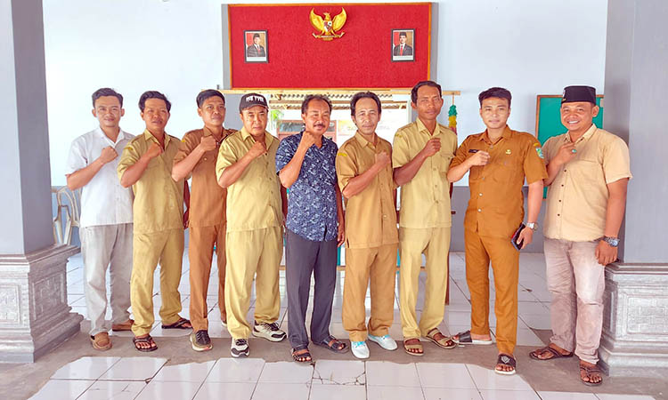 KOMPAK: Kepala Desa Sebalong Samsuri Agung Laksono (tengah) bersama perangkat Desa Sebalong.