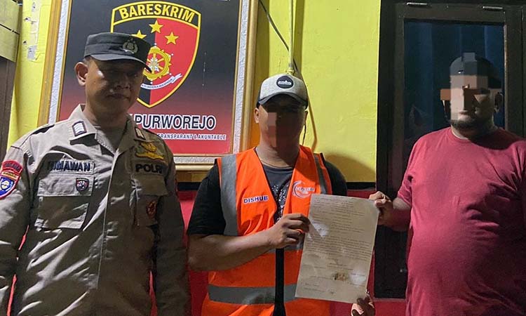 DISELESAIKAN KEKELUARGAAN: Tukang parkir AK dan korban saat menyelesaikan kasus usai dimediasi di Polsek Purworejo.