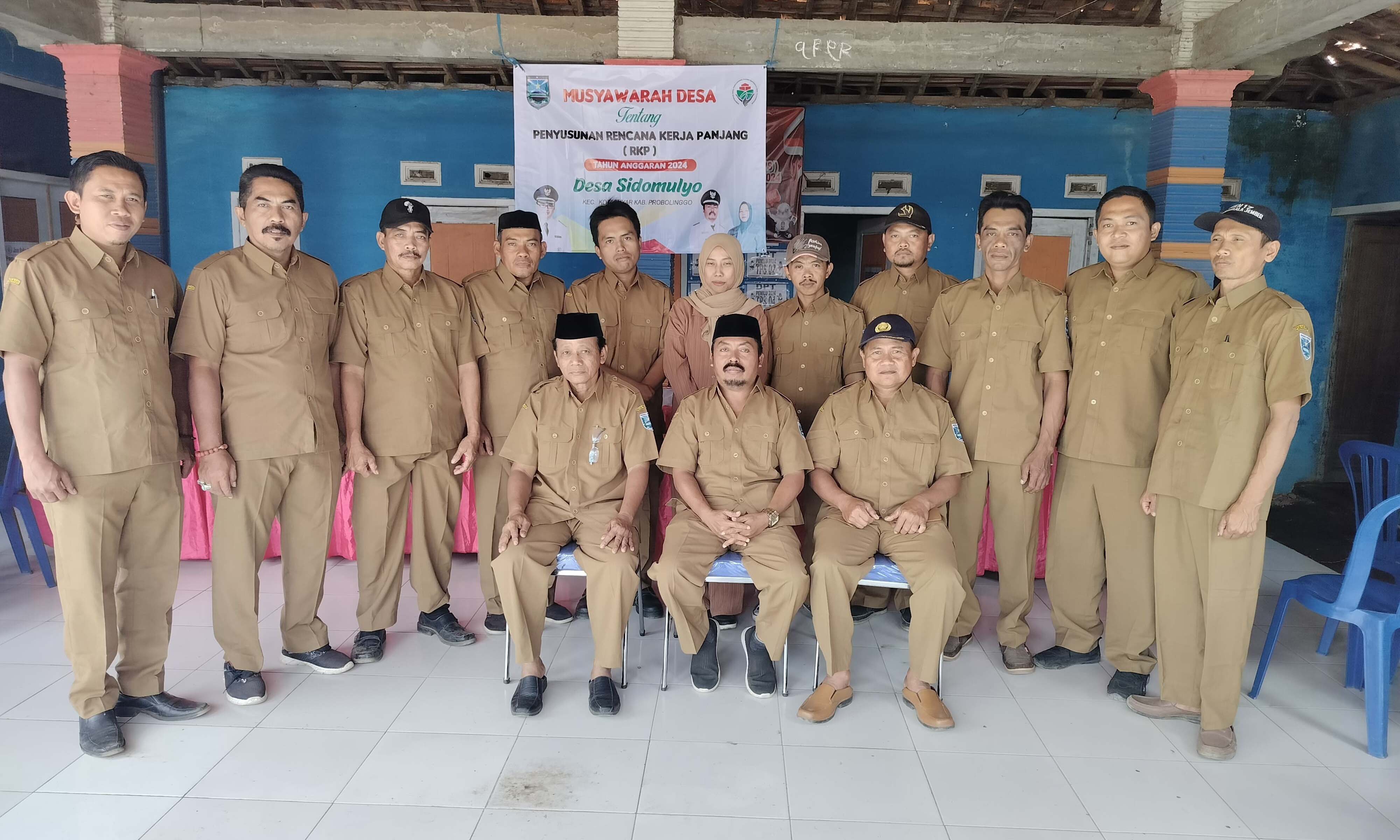 KOMPAK: Kepala Desa Sidomulyo H. Zainuddin Jamil (duduk tengah) berfoto bersama perangkat desa.