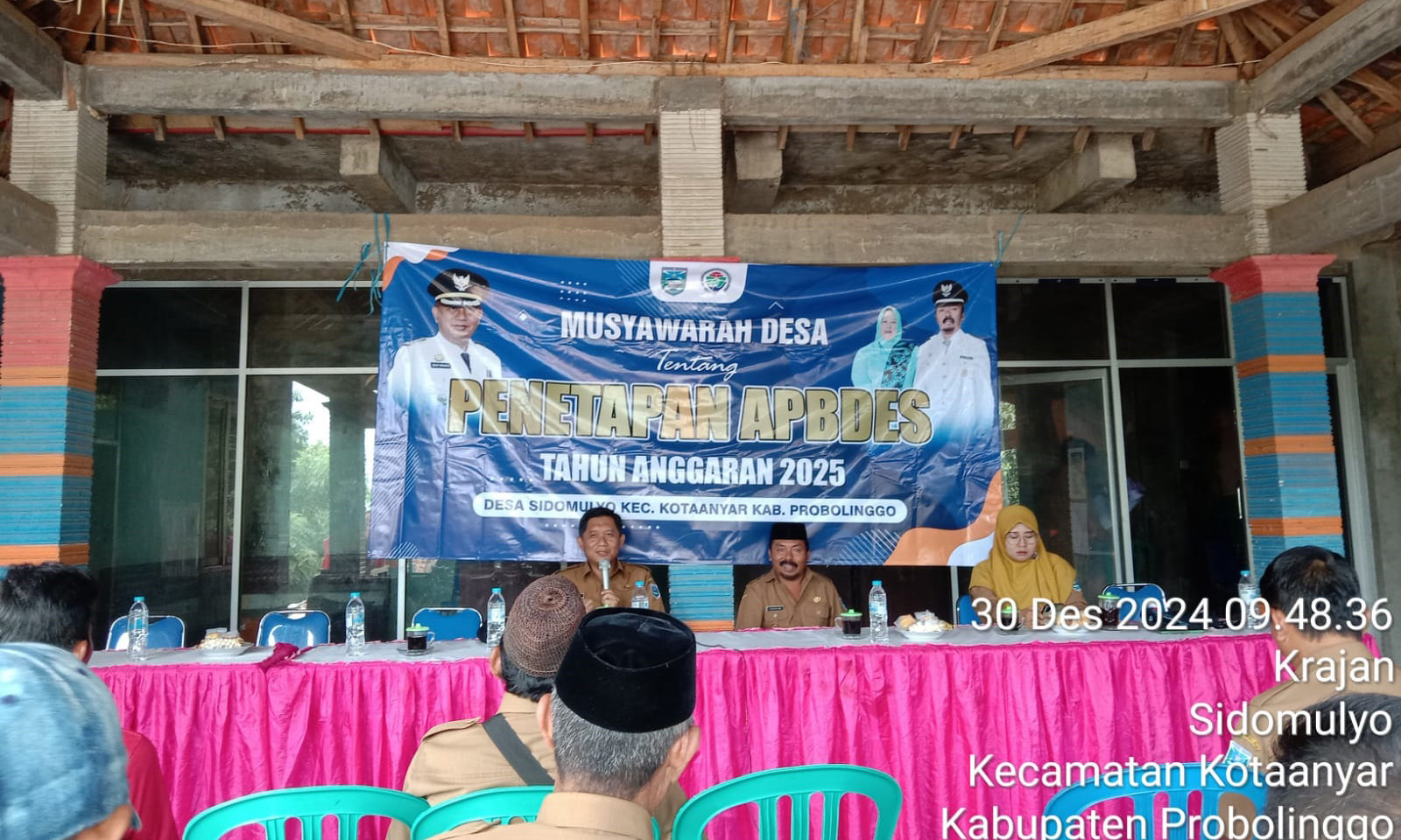 MUSDES: Kepala Desa Sidomulyo H. Zainuddin Jamil (tengah) Bersama Camat Kotaanyar Hari Pribadi (pegang mik) saat penetapan APBDes.
