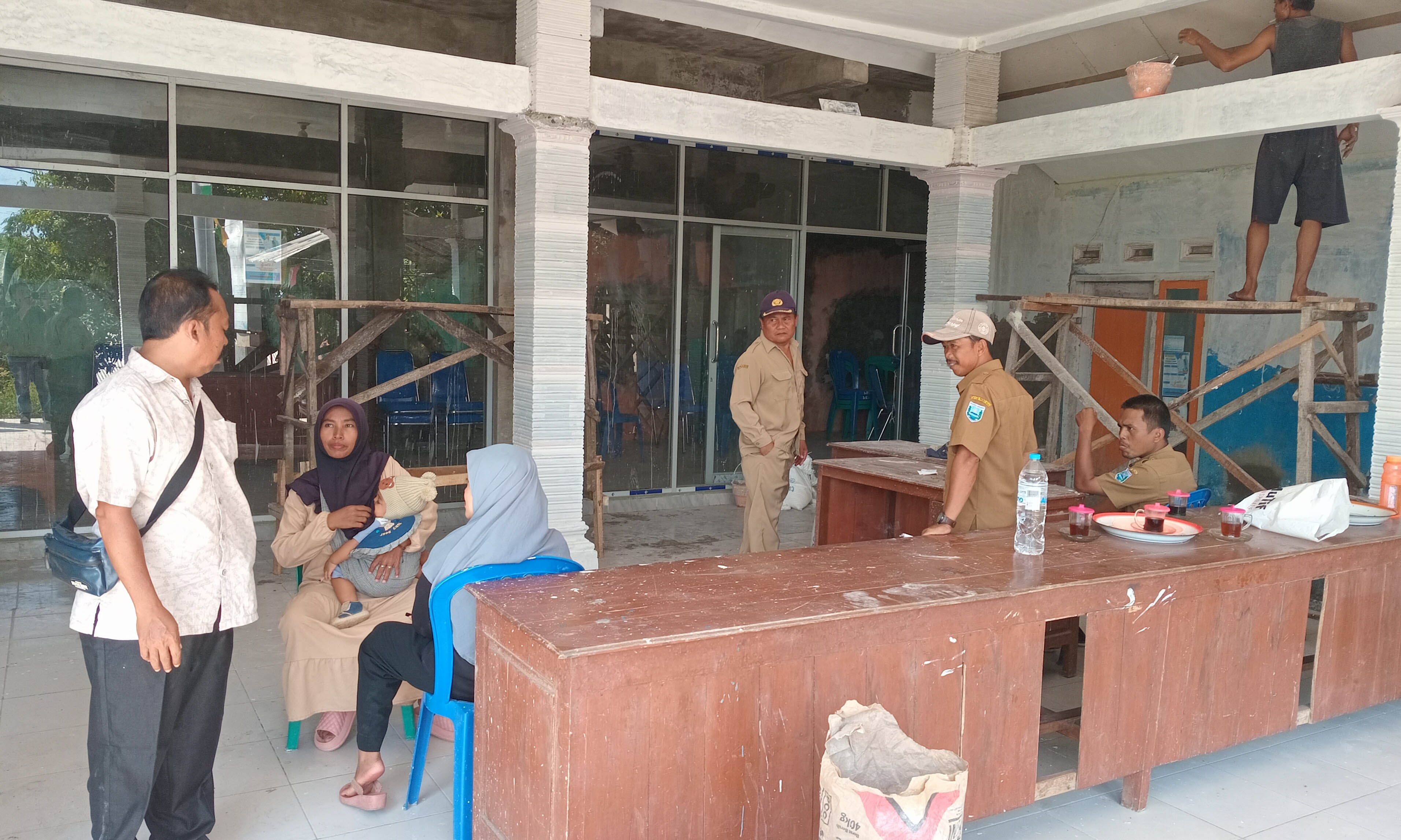 CEK: Kepala Desa Sidomulyo H. Zainuddin Jamil turun langsung mengecek pengerjaan renovasi kantor desa.