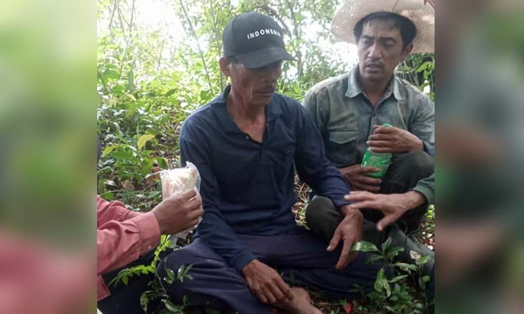 KETEMU: Saman (tengah) warga Desa Ranugedang, Kecamatan Tiris, saat ditemukan setelah puluhan warga bergotong royong mencarinya di sekitar Gunung Lemongan.