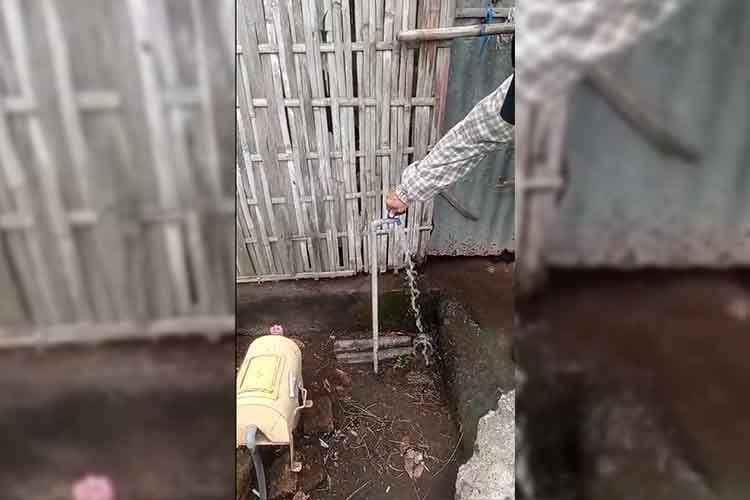 MENGALIR: Aliran air dari SPAM Tancak sudah mengalir di rumah-rumah pelanggan, di Desa Gununggeni, Kecamatan Banyuanyar, Kabupaten Probolinggo.