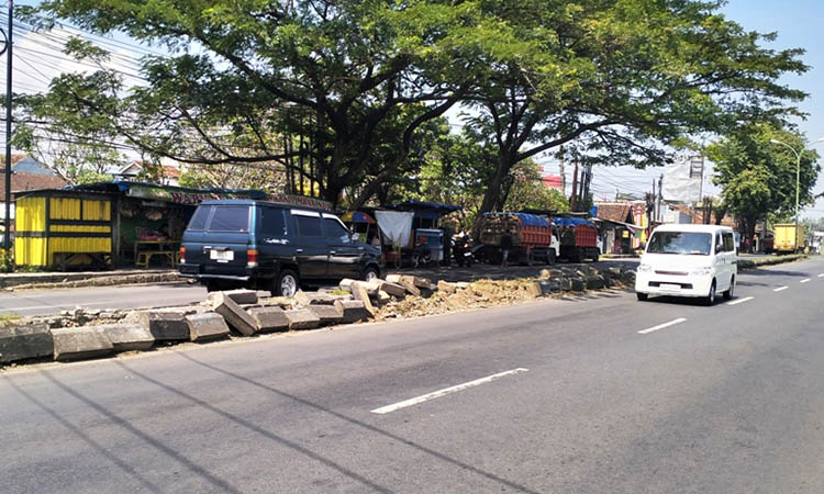 RUSAK: Kondisi median jalan di salah satu titik yang berada di ruas jalan nasional Surabaya-Malang. Hingga saat ini, perbaikan belum dilakukan.