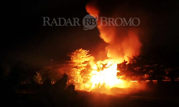 MEMBARA: Api saat melalap truk TNI muat amunisi yang terbakar di Tol Gempol, Senin malam (5/5). (Mokhamad Zubaidillah/ Radar Bromo)