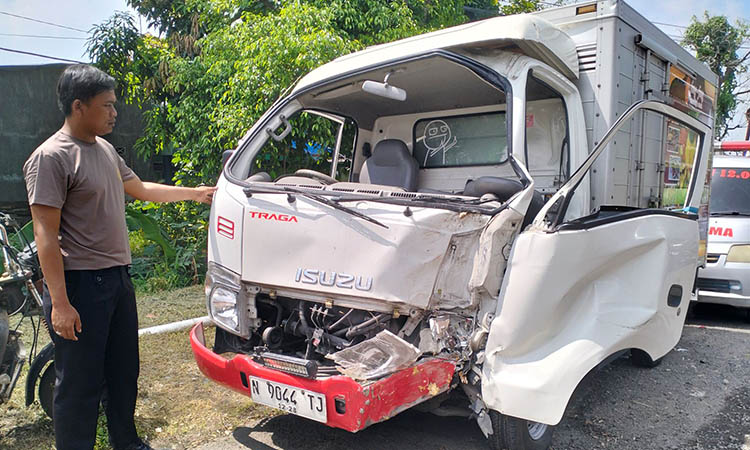 RINGSEK: Truk boks yang dikemudikan Muhammad Aldian Devindi, 20, asal Desa Andonosari, Kecamatan Tutur, ringsek pada bagian depan, usai menabrak pohon di tepi jalan.