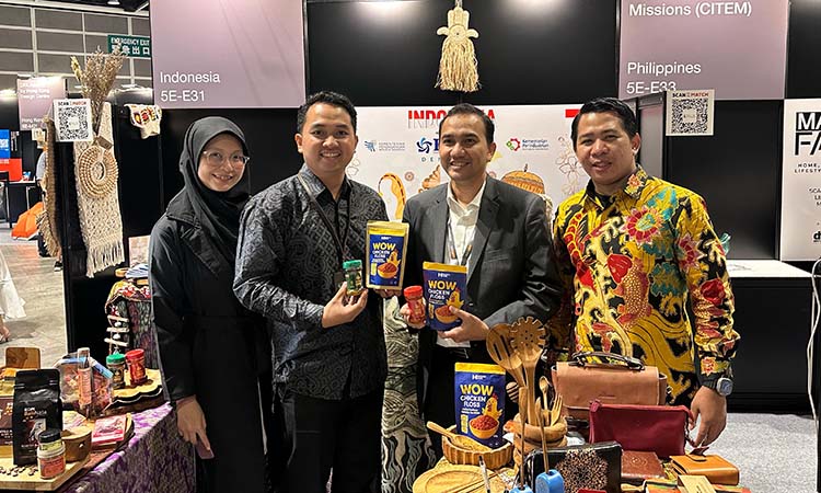 ABON DAN SAMBAL: Produk abon ayam dan sambal diserahkan kepada Aldin Jauhari, Konsul Atase Perdagangan RI di Hongkong. (Istimewa)