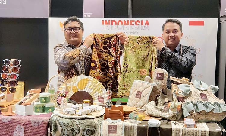 UMKM BATIK: CEO Robbani Corp Yusuf Dhiyauddin Robbani membawa produk batik UMKM Kabupaten Probolinggo di ajang Hongkong Trade Development Council. (istimewa)