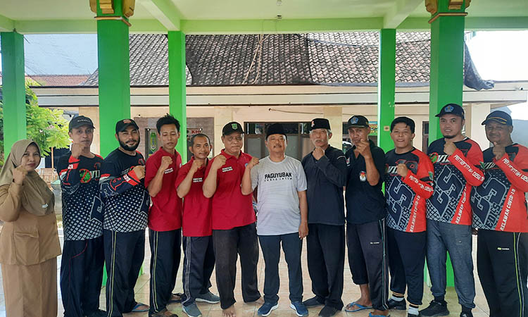 BERSAMA: Kepala Desa Nguling, Edi Suyitno bersama perangkat desa setempat.