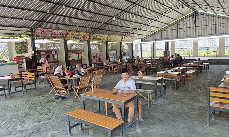 PENUNJANG EKONOMI: Pujasera yang dibangun tahun lalu. Keberadaan pujasera setempat, cukup mampu menopang ekonomi warga.