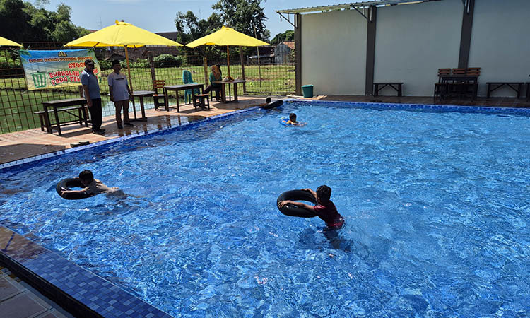 DISERBU: Suasana kolam renang yang menjadi jujukan anak-anak untuk bermain. Rencananya, pemerintah desa setempat akan mengembangkan fasilitas yang ada.