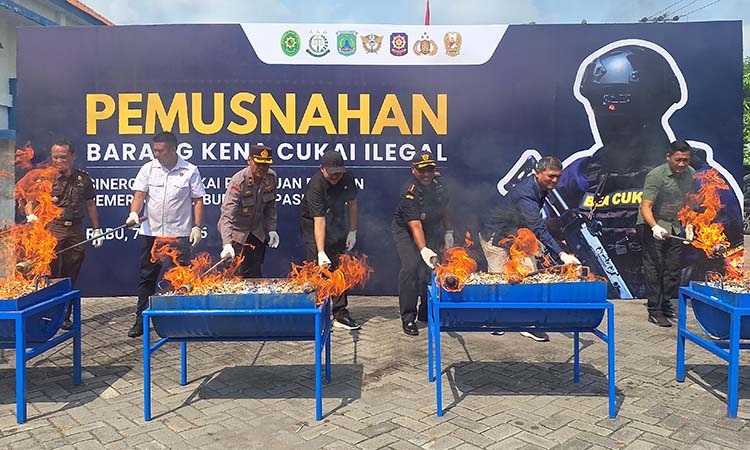 DIMUSNAHKAN: Bea Cukai dan Forkopimda Kabupaten Pasuruan saat pemusnahan rokok dan miras ilegal senilai Rp 11,3 M.