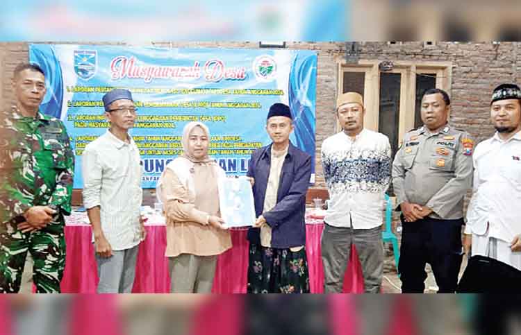 PERTANGGUNGJAWABAN: Kepala Desa Gunggungan Lor Sumiati (kiri) menyerahkan LPj 2024 kepada Plt Camat Pakuniran Zainuri.