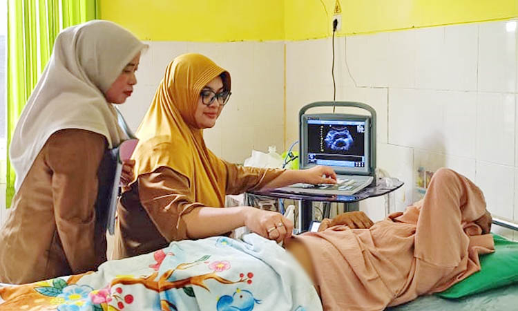 PERIKSA: Layanan pemeriksaan USG pada ibu hamil yang dilakukan oleh petugas Puskesmas Kejayan.