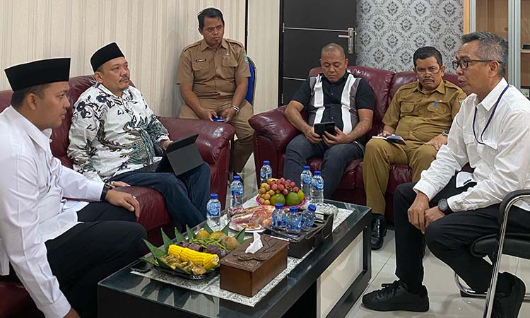 SINERGI: Bupati Pasuruan, HM Rusdi Sutejo bersama TP3D saat berkunjung ke BPN Kabupaten Pasuruan.
