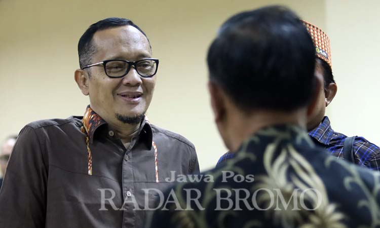 VONIS LEBIH RINGAN: Hasan Aminuddin saat mengikuti sidang kasus TPPU di PN Tipikor Surabaya, beberapa waktu lalu. Vonis banding dari pengadilan tinggi menyatakan hukumannya lebih ringan.