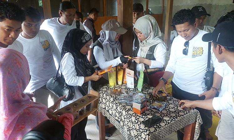 STUDY BANDING: Sejumlah perwakilan UMKM saat diajak PLN Nusantara Power Paiton mengunjungi pelaku UMKM di Gunung Kidul, akhir Februari lalu.