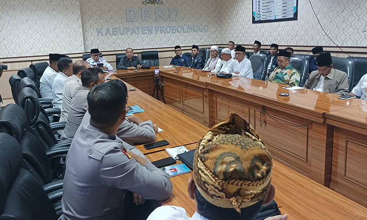 RESAH: Sejumlah pihak saat melakukan rapat dengar pendapat tentang darurat miras di Kabupaten Probolinggo di ruang komisi 1 DPRD setempat.