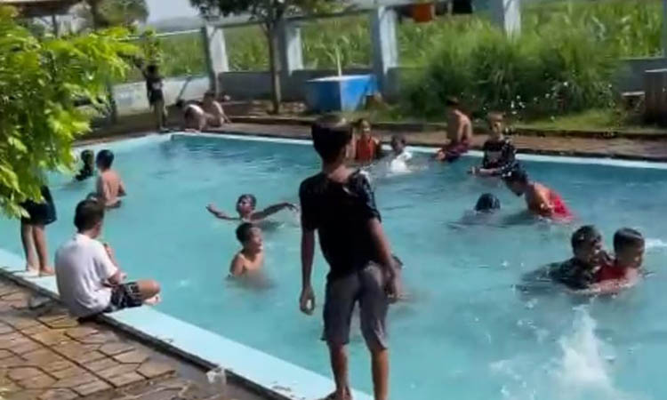 MENGHASILKAN: Kolam renang yang dikelola BUMDes Mandiri dan menjadi salah satu mendongkrak PAD Desa Watestani.