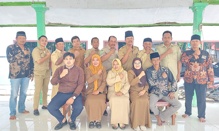 SALING MENDUKUNG: Kepala Desa Watestani Sofiyah (tengah depan) bersama DPD dan perangkat Desa Watestani.