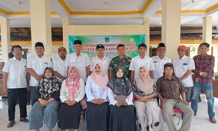 SELALU KOMPAK: Kepala Desa Wotgalih Rini Kusmiyati (dua dari kanan depan) bersama Forkopimdes, DPD dan Perangkat Desa Wotgalih