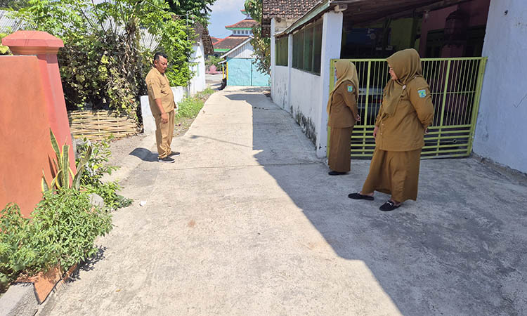 MULUS: Jalan menuju Masjid Baitur Rohman yang rampung direalisasikan pembangunannya tahun ini. Hal ini membuat warga semakin nyaman dan aman melintasi jalan setempat.
