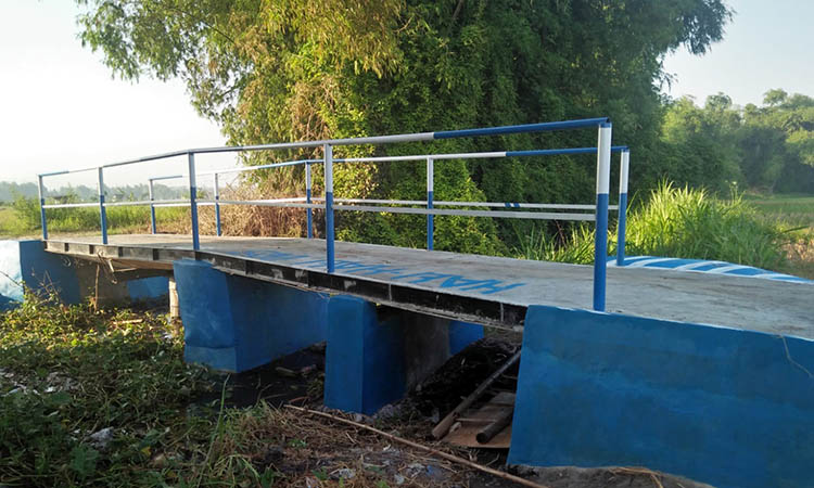 KUAT: Jembatan penghubung ke Kedawang yang dibangun tahun lalu. Pembangunan tersebut memudahkan akses antar desa.